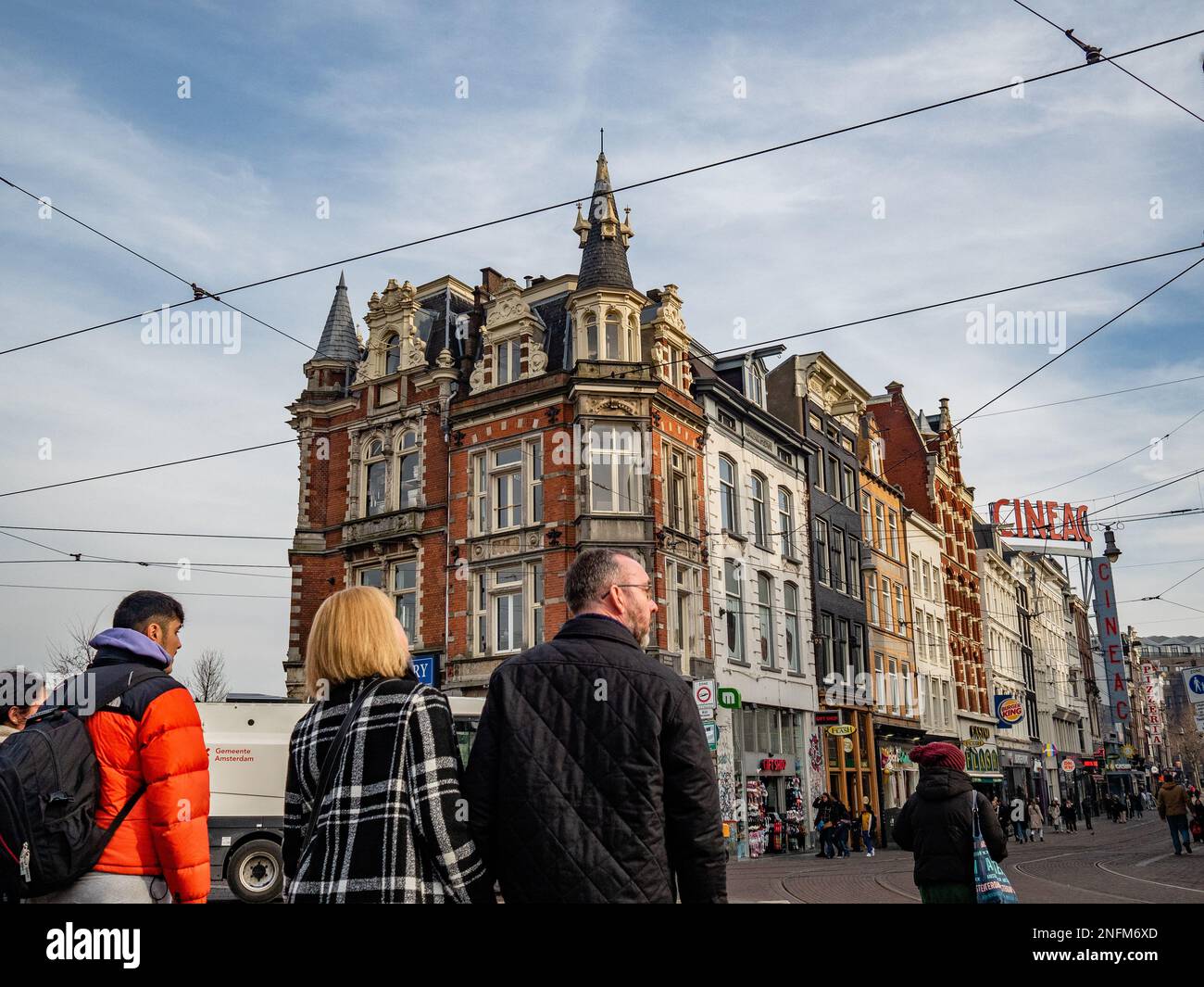 Amsterdam, Paesi Bassi. 15th Feb, 2023. Si vedono persone che attraversano la strada in una giornata soleggiata ma fredda. Amsterdam è una delle città più belle, creative e ciclabili d'Europa. Ha un ottimo mix di atmosfera cosmopolita e dimensioni relativamente piccole, il che significa che ha un fascino simile a quello di un villaggio. Anche se è ancora freddo ma soleggiato, i turisti stanno già visitando la capitale olandese nei giorni feriali. I luoghi più visitati sono di solito piazza Dam, il centro della città, i musei e i canali. (Foto di Ana Fernandez/SOPA Images/Sipa USA) Credit: Sipa USA/Alamy Live News Foto Stock