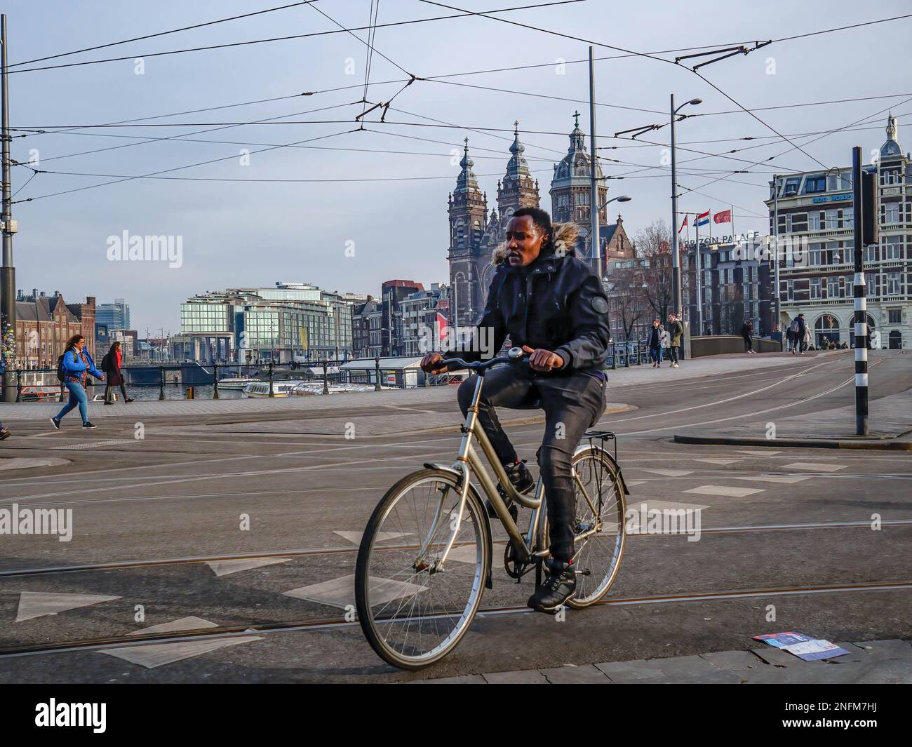 Amsterdam, Paesi Bassi. 15th Feb, 2023. Un uomo è visto a cavallo sulla sua bicicletta nel centro della città. Amsterdam è una delle città più belle, creative e ciclabili d'Europa. Ha un ottimo mix di atmosfera cosmopolita e dimensioni relativamente piccole, il che significa che ha un fascino simile a quello di un villaggio. Anche se è ancora freddo ma soleggiato, i turisti stanno già visitando la capitale olandese nei giorni feriali. I luoghi più visitati sono di solito piazza Dam, il centro della città, i musei e i canali. (Foto di Ana Fernandez/SOPA Images/Sipa USA) Credit: Sipa USA/Alamy Live News Foto Stock