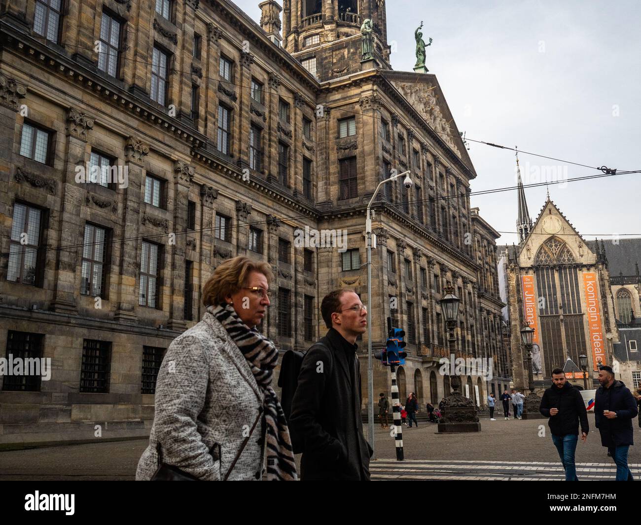 Amsterdam, Paesi Bassi. 15th Feb, 2023. Si vedono persone che camminano intorno alla famosa Piazza Dam. Amsterdam è una delle città più belle, creative e ciclabili d'Europa. Ha un ottimo mix di atmosfera cosmopolita e dimensioni relativamente piccole, il che significa che ha un fascino simile a quello di un villaggio. Anche se è ancora freddo ma soleggiato, i turisti stanno già visitando la capitale olandese nei giorni feriali. I luoghi più visitati sono di solito piazza Dam, il centro della città, i musei e i canali. (Foto di Ana Fernandez/SOPA Images/Sipa USA) Credit: Sipa USA/Alamy Live News Foto Stock