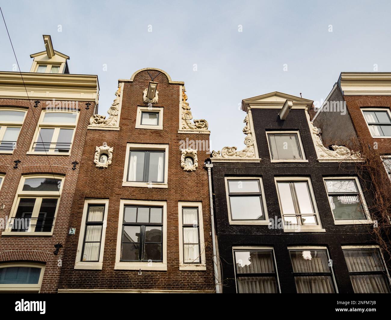 Amsterdam, Paesi Bassi. 15th Feb, 2023. Una vista delle vecchie facciate tradizionali olandesi. Amsterdam è una delle città più belle, creative e ciclabili d'Europa. Ha un ottimo mix di atmosfera cosmopolita e dimensioni relativamente piccole, il che significa che ha un fascino simile a quello di un villaggio. Anche se è ancora freddo ma soleggiato, i turisti stanno già visitando la capitale olandese nei giorni feriali. I luoghi più visitati sono di solito piazza Dam, il centro della città, i musei e i canali. (Foto di Ana Fernandez/SOPA Images/Sipa USA) Credit: Sipa USA/Alamy Live News Foto Stock