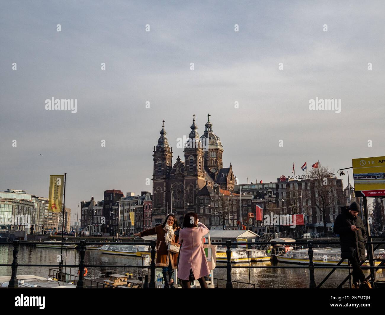 Amsterdam, Paesi Bassi. 15th Feb, 2023. Due turisti si vedono in posa vicino ad uno dei canali della città. Amsterdam è una delle città più belle, creative e ciclabili d'Europa. Ha un ottimo mix di atmosfera cosmopolita e dimensioni relativamente piccole, il che significa che ha un fascino simile a quello di un villaggio. Anche se è ancora freddo ma soleggiato, i turisti stanno già visitando la capitale olandese nei giorni feriali. I luoghi più visitati sono di solito piazza Dam, il centro della città, i musei e i canali. (Foto di Ana Fernandez/SOPA Images/Sipa USA) Credit: Sipa USA/Alamy Live News Foto Stock