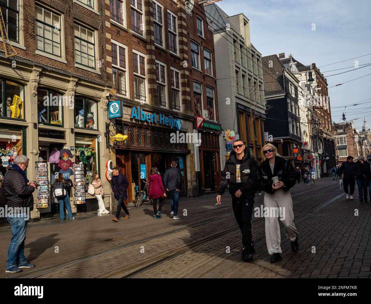 Amsterdam, Paesi Bassi. 15th Feb, 2023. I turisti sono visti a piedi e andare a fare shopping nel centro della città. Amsterdam è una delle città più belle, creative e ciclabili d'Europa. Ha un ottimo mix di atmosfera cosmopolita e dimensioni relativamente piccole, il che significa che ha un fascino simile a quello di un villaggio. Anche se è ancora freddo ma soleggiato, i turisti stanno già visitando la capitale olandese nei giorni feriali. I luoghi più visitati sono di solito piazza Dam, il centro della città, i musei e i canali. (Foto di Ana Fernandez/SOPA Images/Sipa USA) Credit: Sipa USA/Alamy Live News Foto Stock