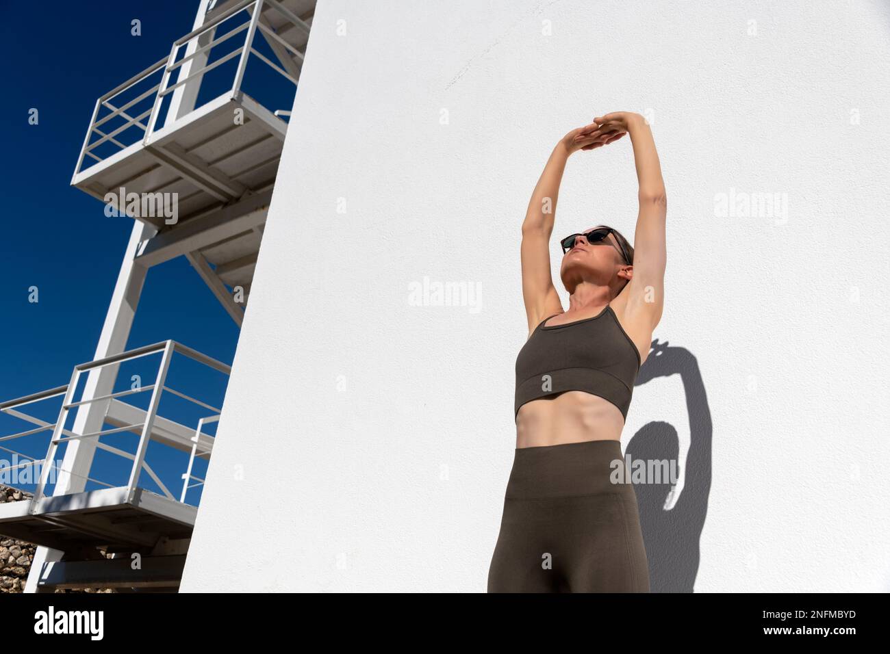 fit donna che allunga le braccia prima di allenamento fitness Foto Stock