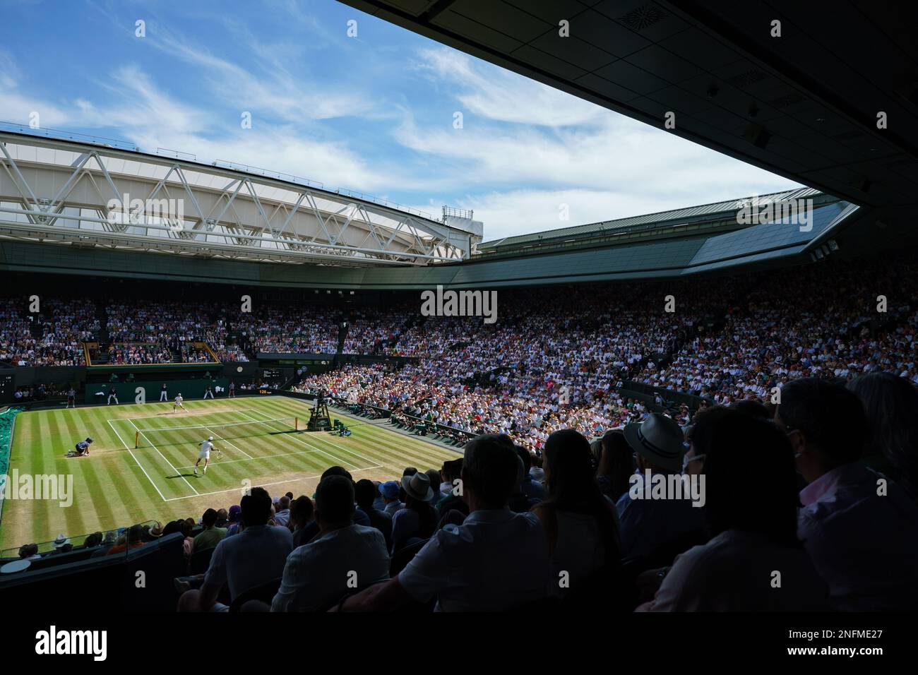 Visione generale del Centre Court durante la finale maschile tra Novak Djokovic e Nick Kyrgios ai Campionati di Wimbledon 2022 Foto Stock