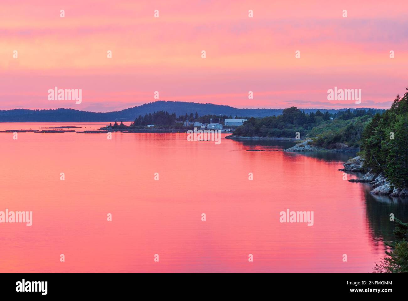 Tramonto luminoso sulla Baia di Fundy e l'isola di Campobello, la costa atlantica del New Brunswick, Canada Foto Stock