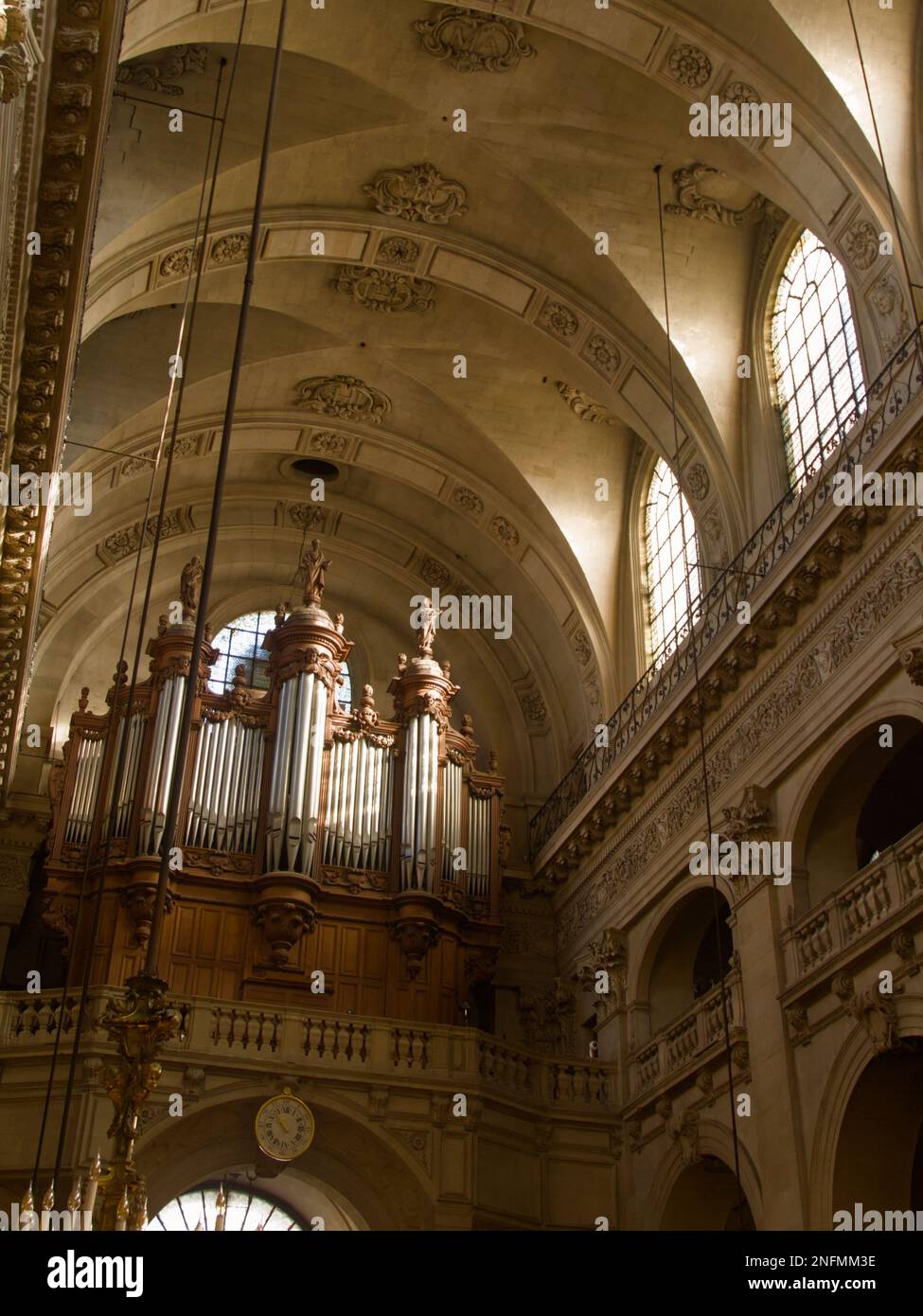 Vista guardando fino alla Galleria organo nella Chiesa di Eglise Saint Paul Saint Louis, Marais, Parigi Francia Foto Stock