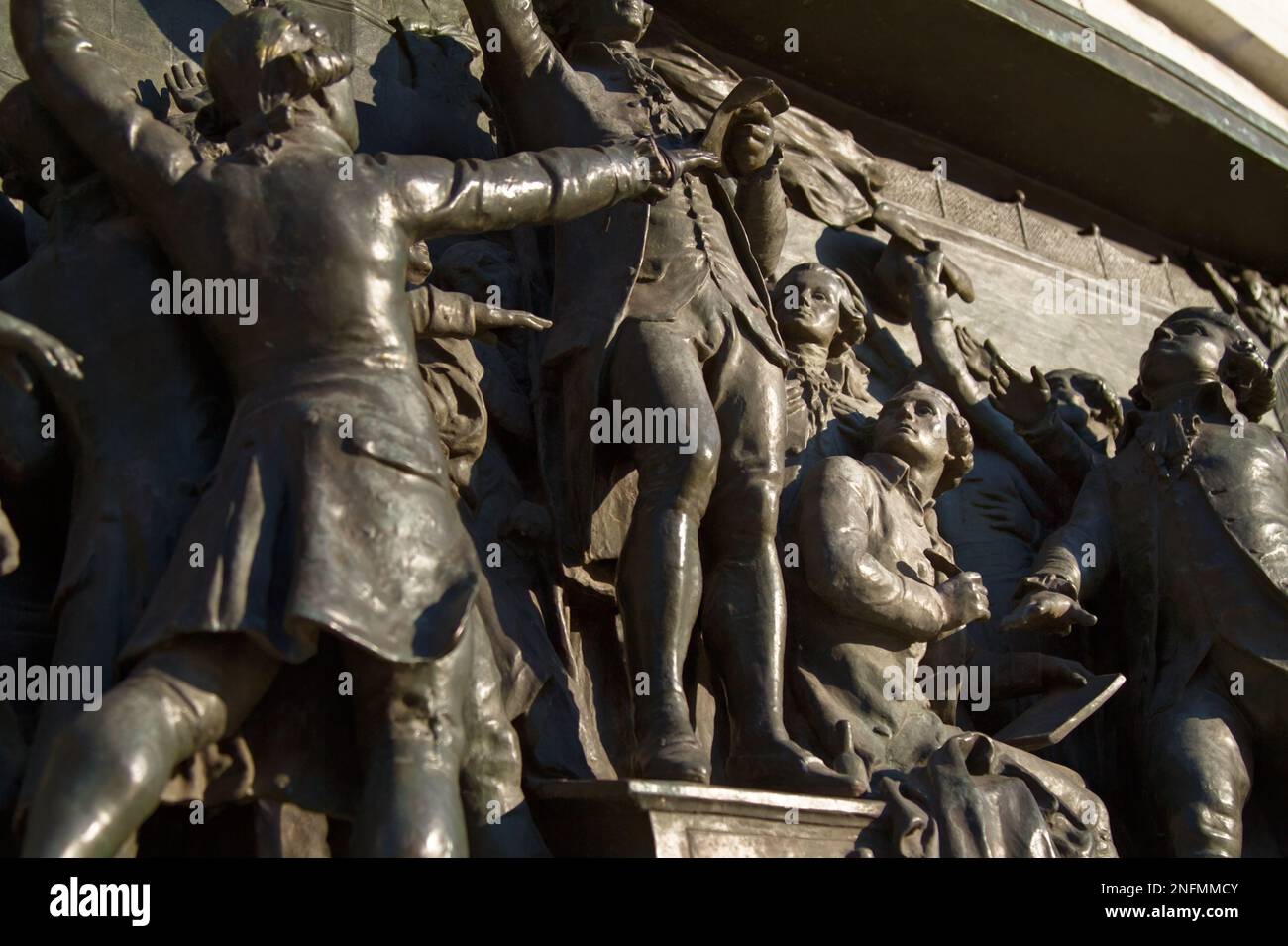Particolare della placca in bronzo ad alto rilievo del campo da tennis Oath sulla base del Monumento alla Repubblica, Place De la Republique, Parigi Francia Foto Stock