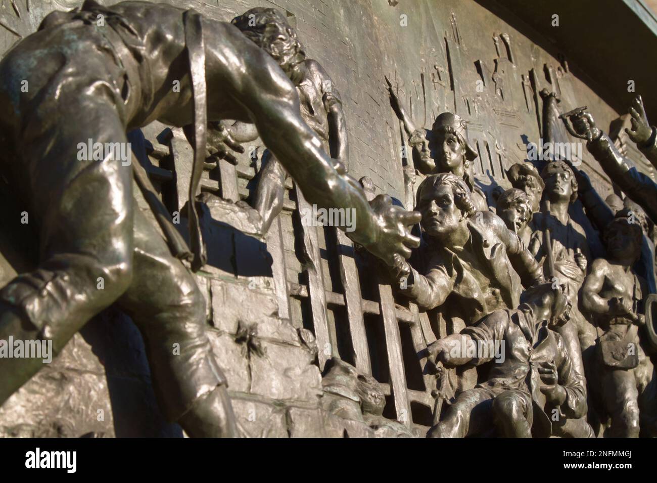 Particolare della Storia della targa di bronzo ad alto rilievo della Bastiglia alla base DEL Monumento alla Repubblica, Place De la Republique, Parigi Francia Foto Stock