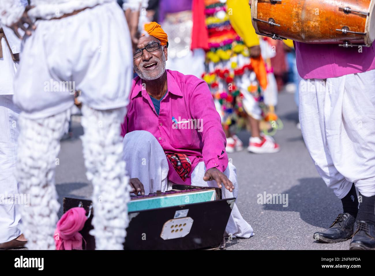Bikaner, India: Festival dei cammelli, Ritratto di un maschio rajasthani con un artista che indossa un tradizionale abito colorato rajasthani. Foto Stock