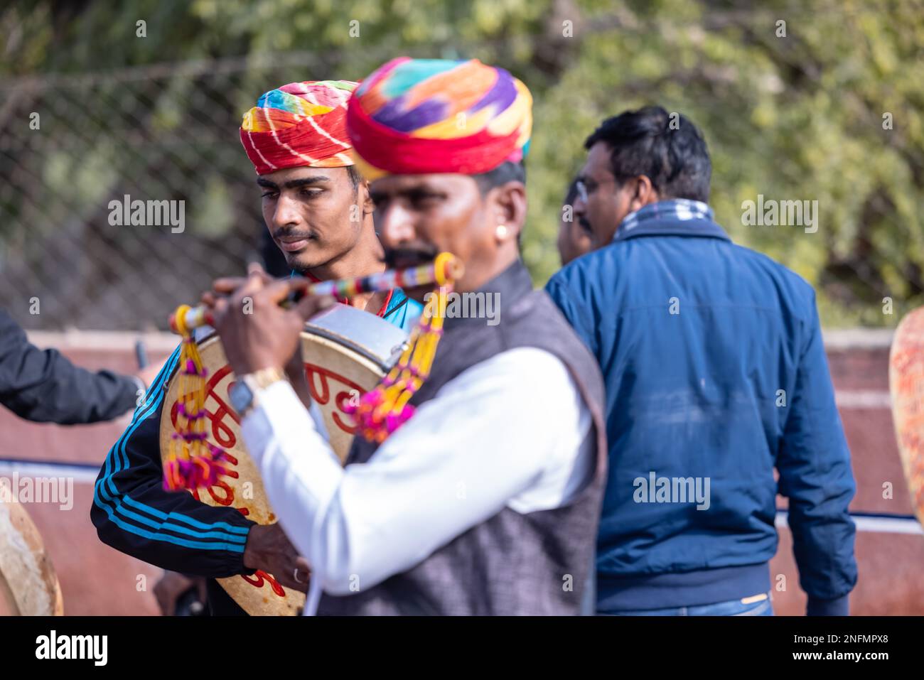 Bikaner, India: Festival dei cammelli, Ritratto di un maschio rajasthani con un artista che indossa un tradizionale abito colorato rajasthani. Foto Stock