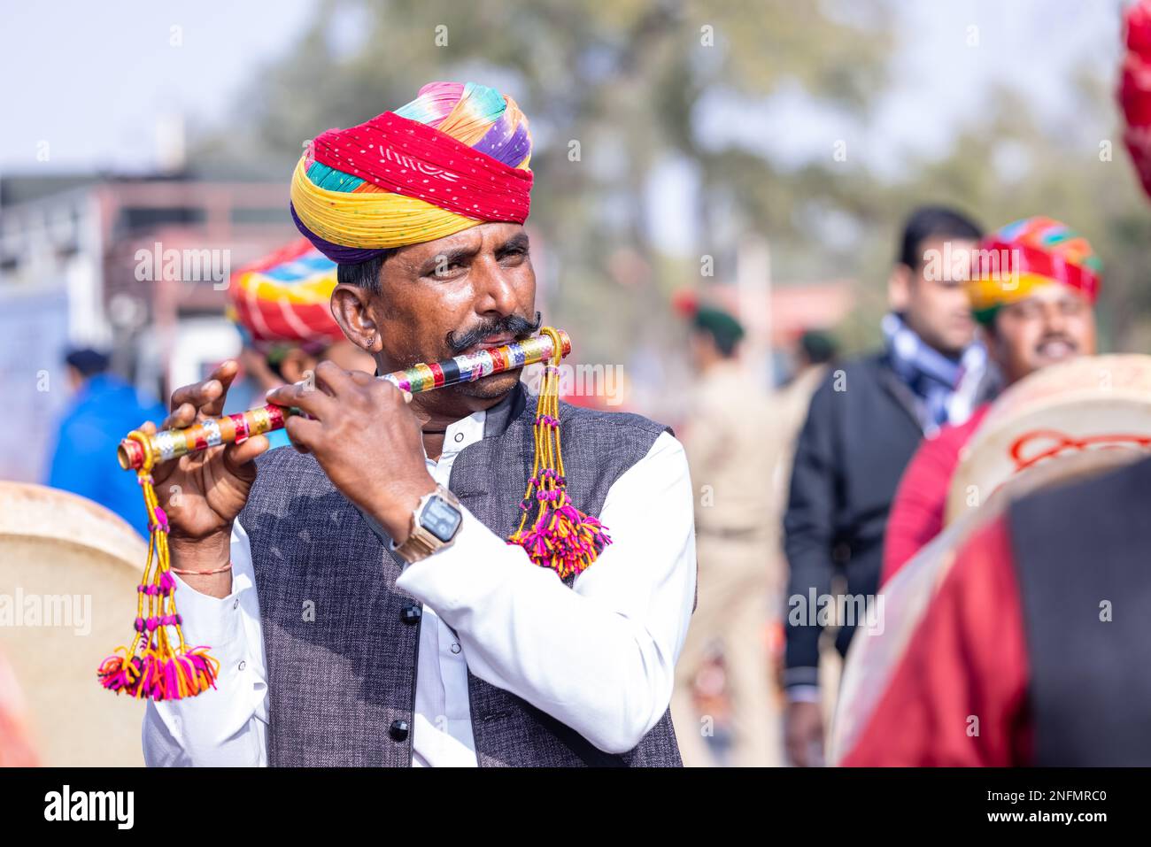 Bikaner, India: Festival dei cammelli, Ritratto di un maschio rajasthani con un artista che indossa un tradizionale abito colorato rajasthani. Foto Stock