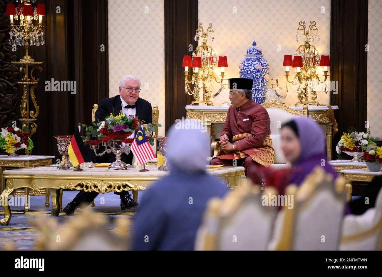 Kuala Lumpur, Malesia. 17th Feb, 2023. Il presidente tedesco Frank-Walter Steinmeier e il sultano Abdullah Sultan Ahmad Shah, re della Malesia, si incontrano per parlare al Palazzo reale prima di un banchetto di stato su invito della coppia reale. Il presidente Steinmeier e sua moglie stanno facendo un viaggio di cinque giorni nel sud-est asiatico. Credit: Bernd von Jutrczenka/dpa/Alamy Live News Foto Stock