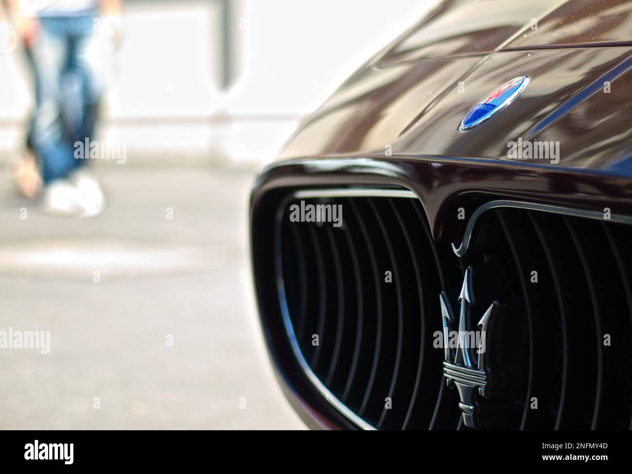 Bokeh fronte Maserati rosso Bordeaux con logo profondità di campo Foto Stock