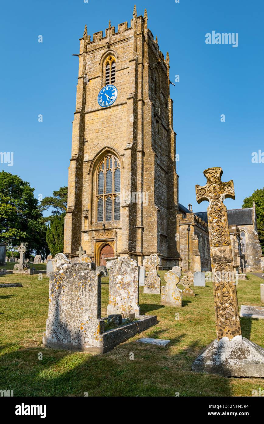 Esterno della chiesa di Santa Candida e Santa Croce con lapidi nel cimitero, Whitchurch Canonicorum, Dorset, Inghilterra, Regno Unito Foto Stock