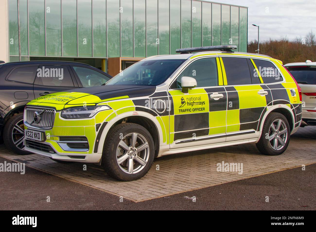 NATIONAL HIGHWAY Traffic Officer, Volvo XC90 Inscrp EXP T8Rchrge, SUV Hybrid Electric 1969 cc, ricarica T8 455 310+145 Twin Engine 18,8Kwh PHEV Start/StopCars nuove e usate esposte per la vendita su concessionarie auto piazzola e showroom. Foto Stock