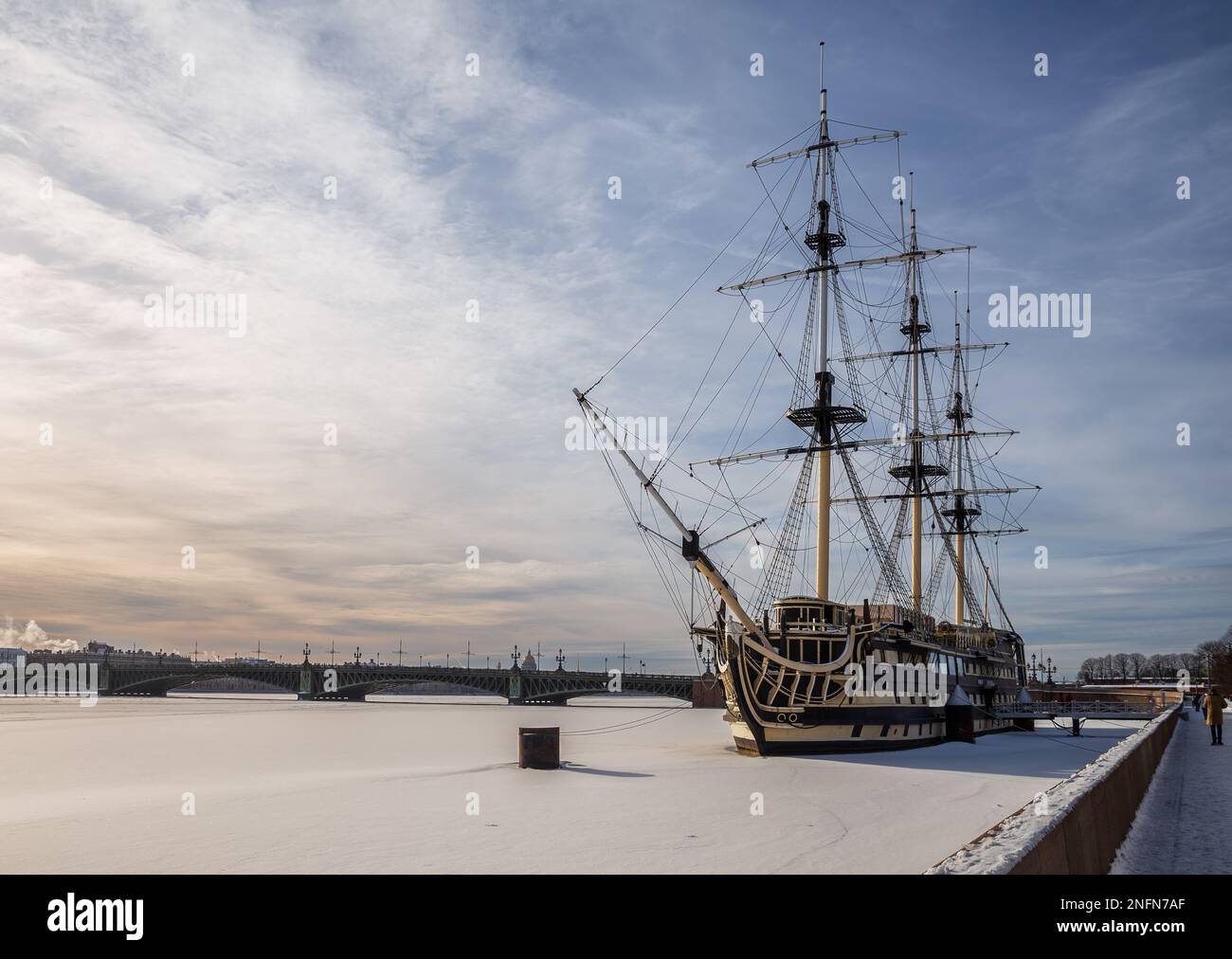 St Petersburg, Russia - 12 febbraio 2023: Inverno San Pietroburgo. Una replica della vecchia fregata 'Blagodat' è ormeggiata presso l'argine di Petrovskaya Foto Stock