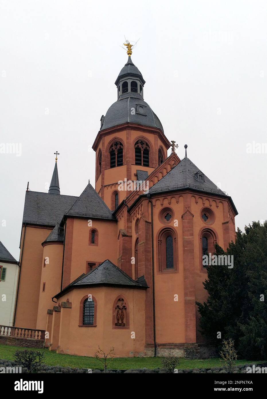 Basilica dei Santi Marcellino e Pietro, alias Einhard-Basilika, vista dal giardino, Seligenstadt, Germania Foto Stock