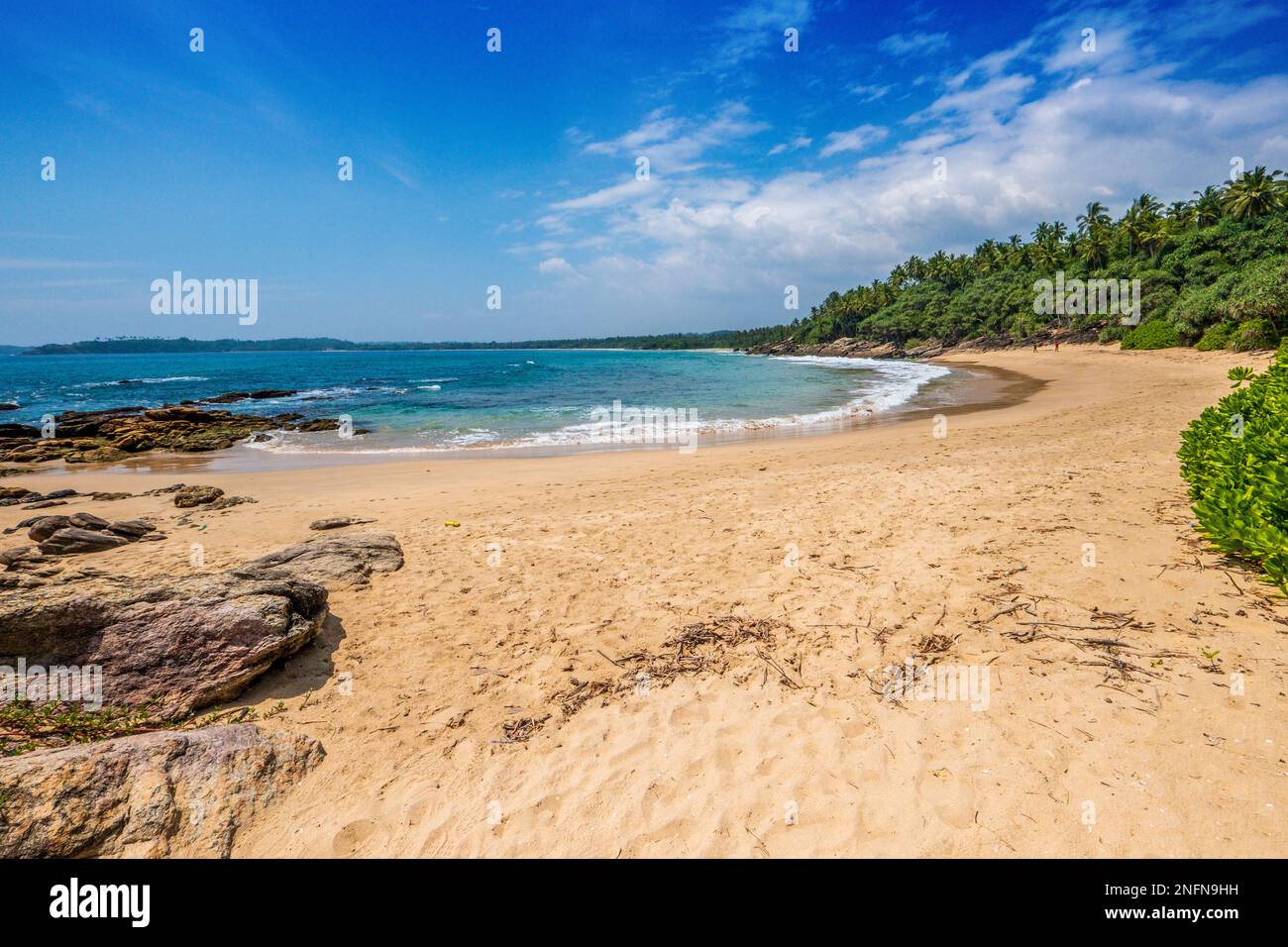 Spiagge di sabbia tropicale vicino Unakuruwa sulla costa meridionale dello Sri Lanka nell'Oceano Indiano Foto Stock