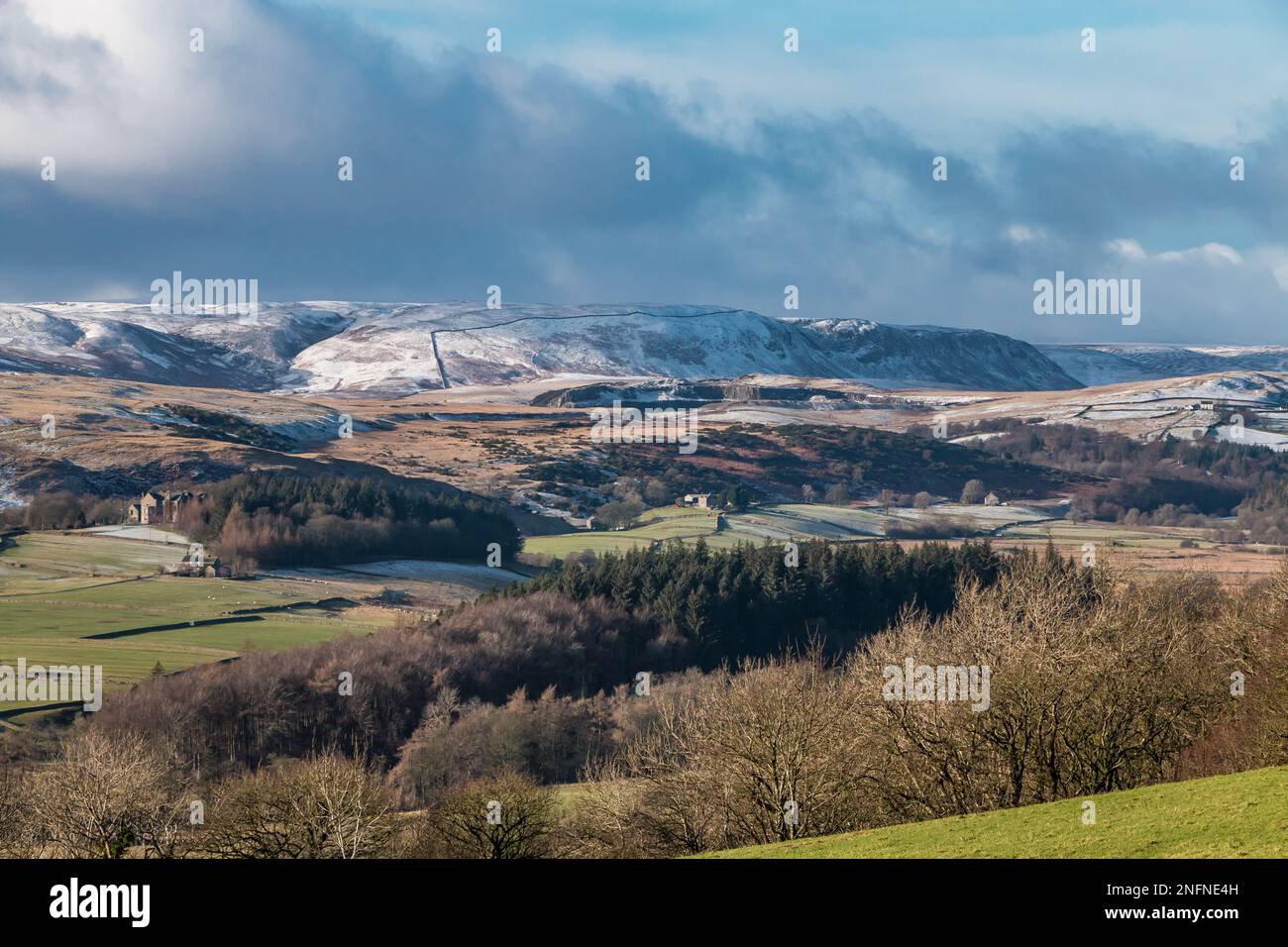 Una copertura di neve fresca su Cronkley è caduto e Scar come visto da Medio lato in forte sole d'inverno Foto Stock