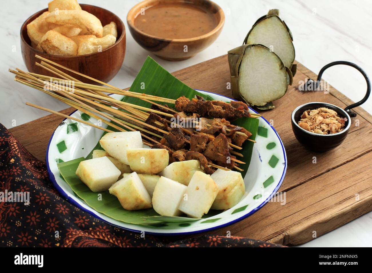 Sate Padang. Satay di manzo piccante di Padang, West Sumatra. Servito con salsa di curry piccante e Longong o Ketupat. Servito su piastra di smalto Foto Stock