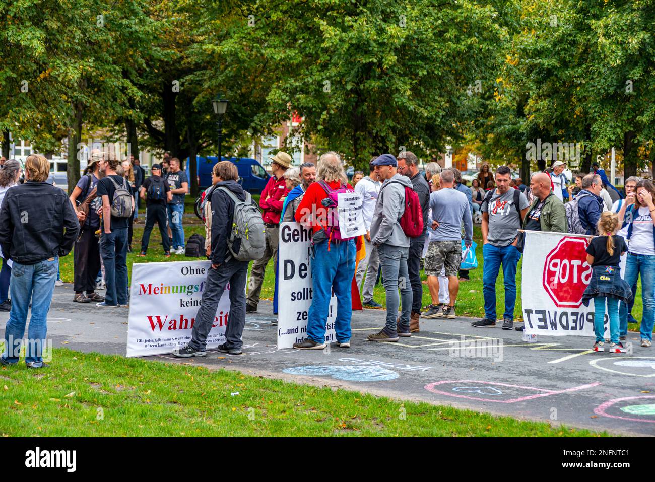 L'Aia, Paesi Bassi 04 settembre 2020, manifestanti con testi su striscioni che esprimono timore per la libertà di parola e la verità durante la lotta per il contrasto Foto Stock