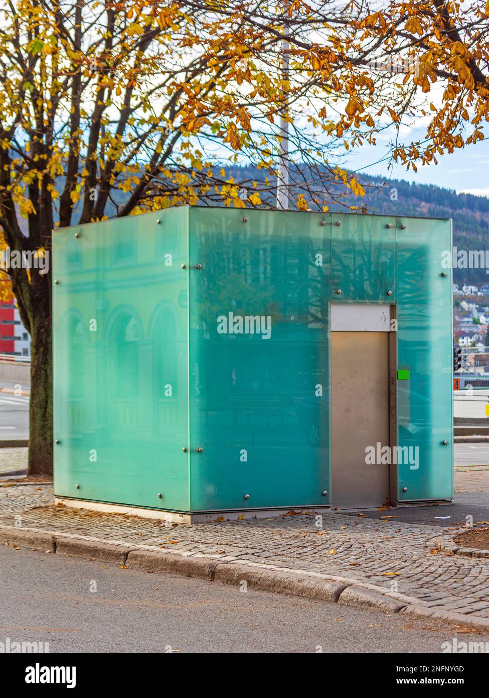 Cubo di vetro moderno WC pubblico in Norvegia Foto Stock
