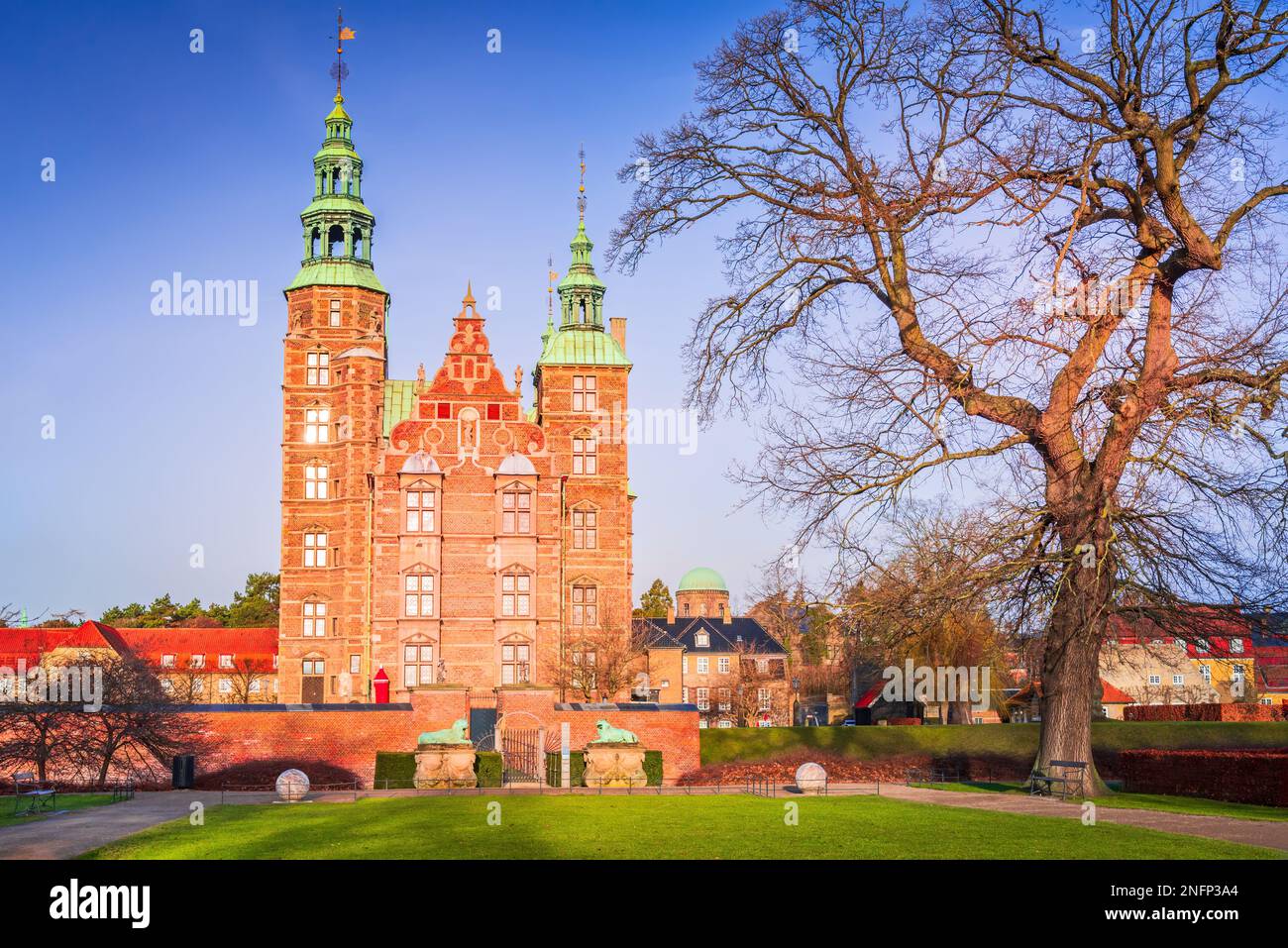 Copenaghen, Danimarca. Rosenborg slot è un castello del 17th ° secolo, noto per la sua impressionante collezione di tesori reali e splendidi giardini. Foto Stock