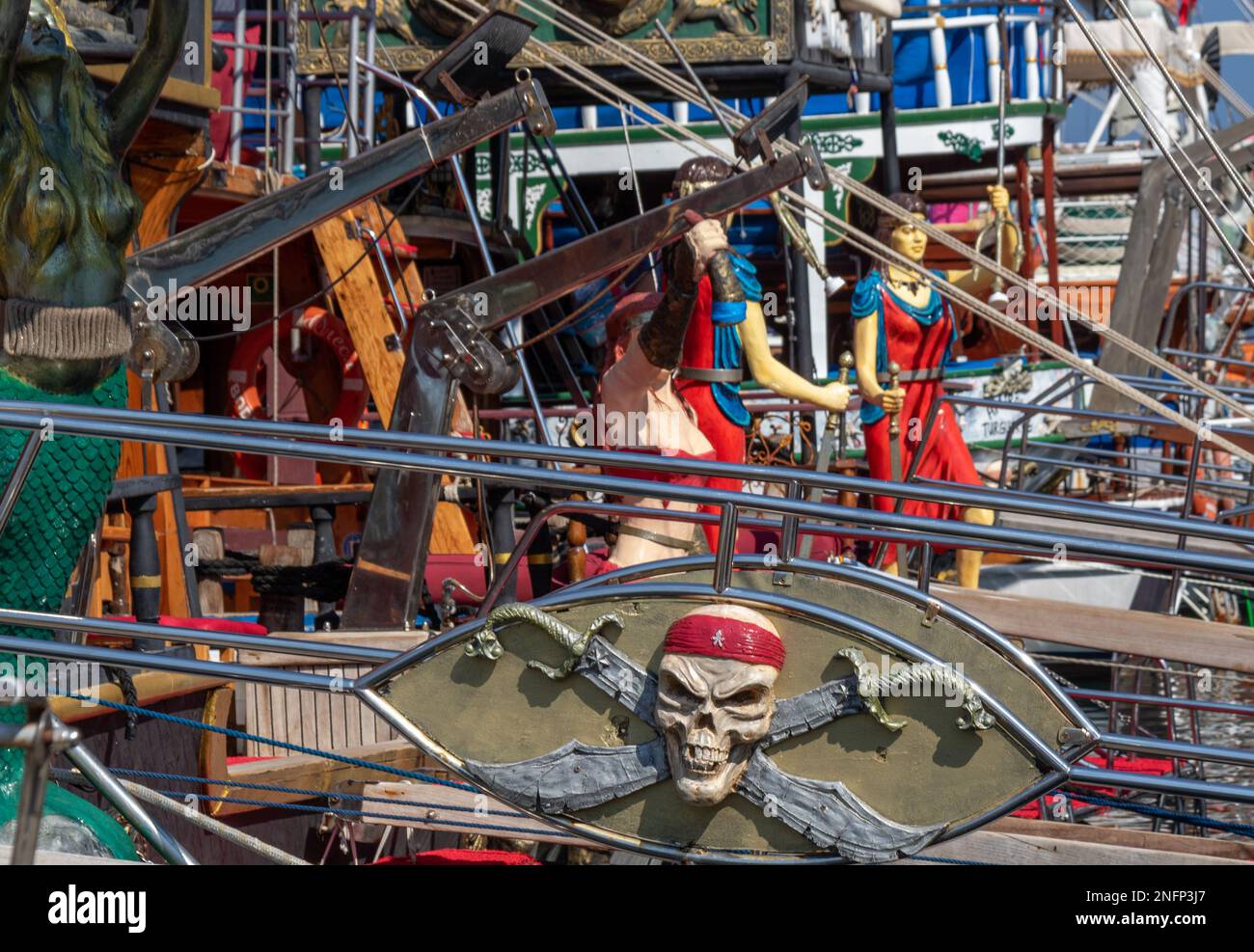 Decorazioni colorate barca primo piano, Turgutreis, Turchia Foto Stock
