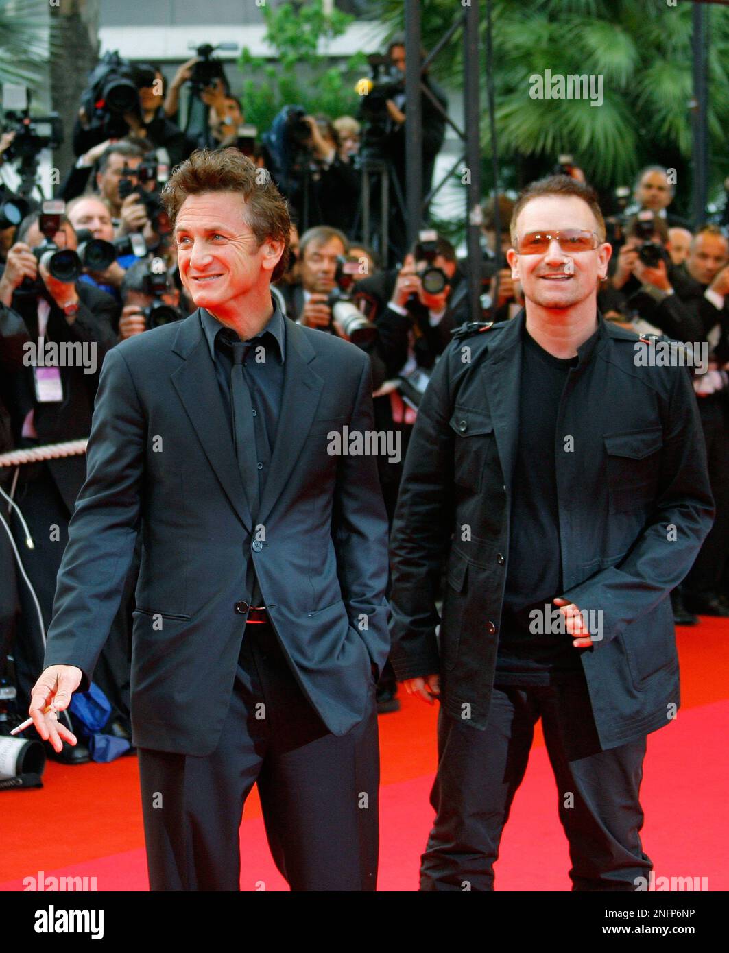 Irish musician Bono, right, and American actor, director and Cannes jury president Sean Penn arrive for the premiere of the film "The Third Wave" during the 61st International film festival in Cannes, southern France, Friday, May 16, 2008. (AP Photo/Francois Mori) Foto Stock