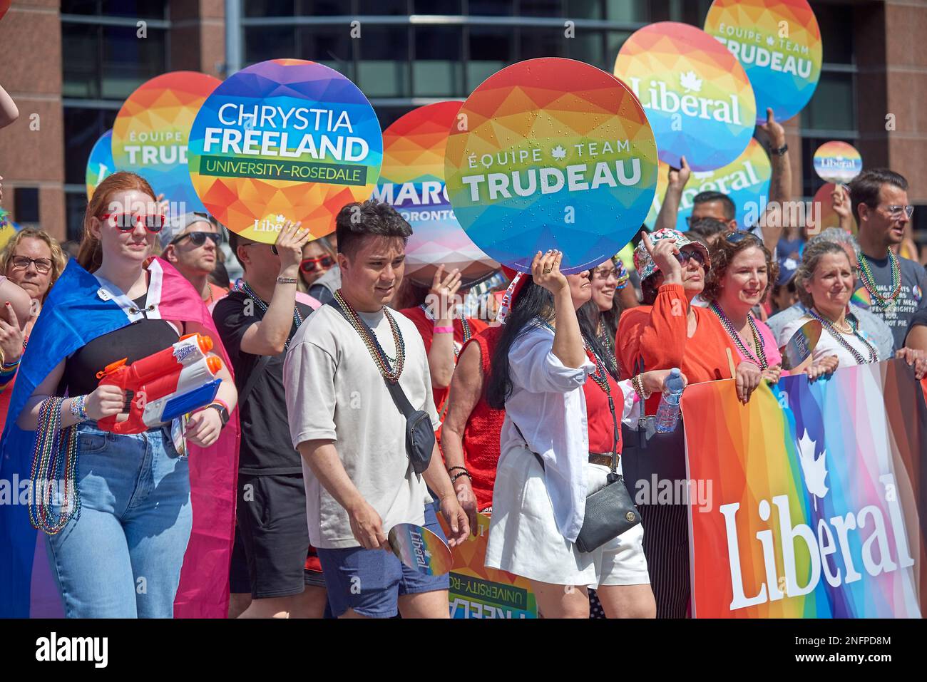 Toronto Ontario, Canada - 26th giugno 2022: Il partito liberale del Canada che cammina nella parata annuale di orgoglio di Toronto. Foto Stock