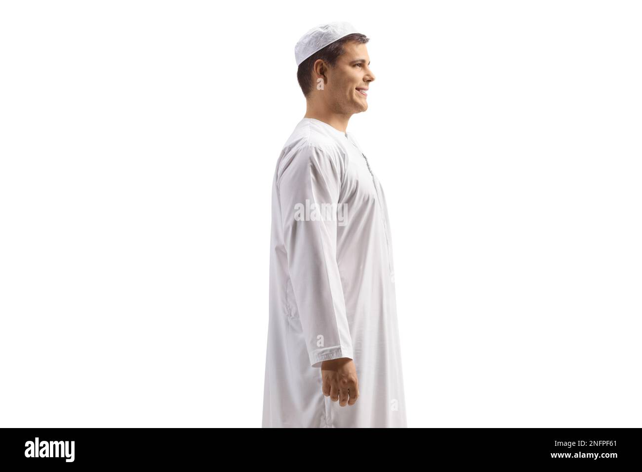 Immagine di un giovane uomo in abiti etnici bianchi isolati su sfondo bianco Foto Stock