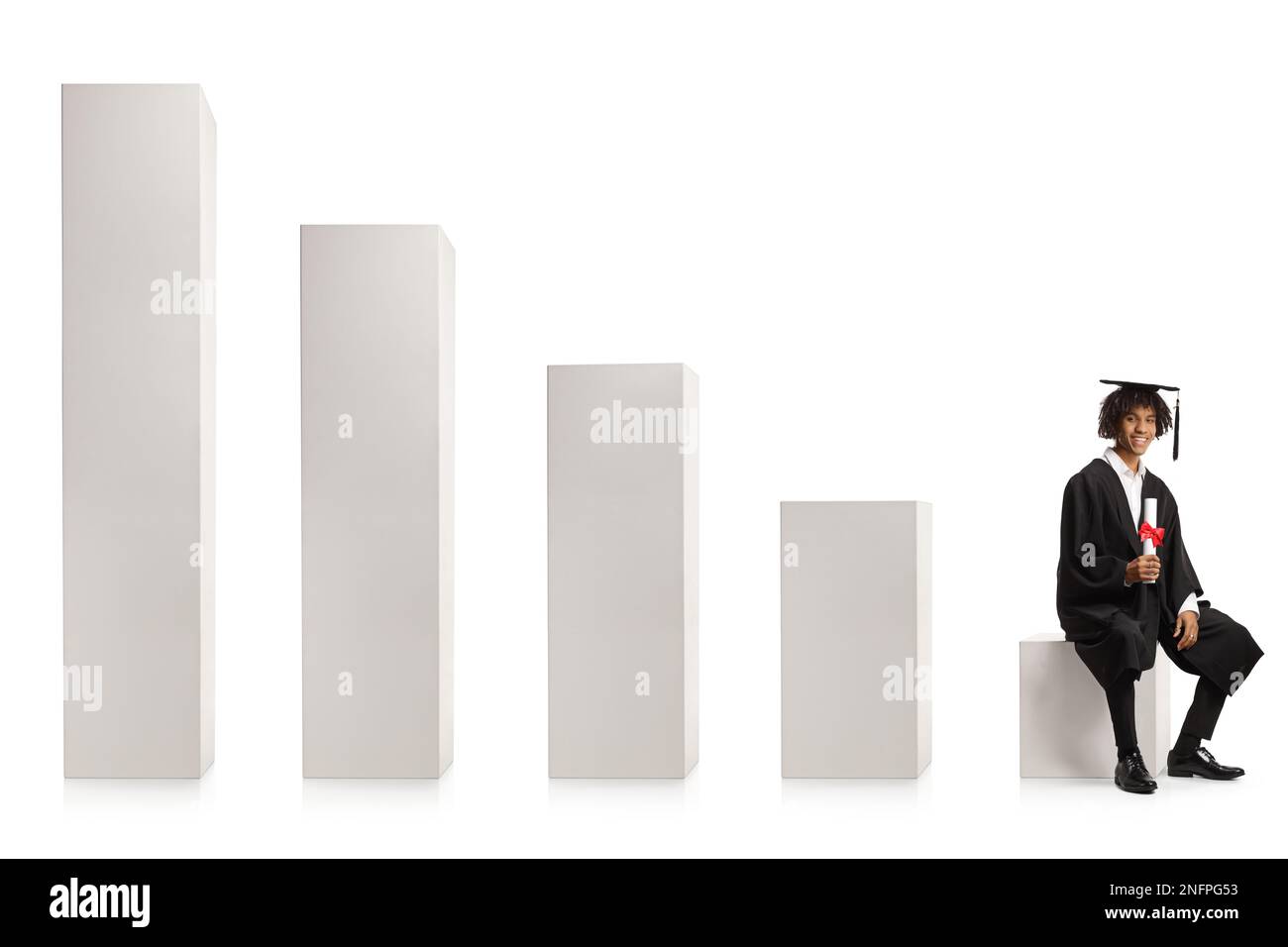 Studente universitario afro-americano maschile in un abito seduto su un grafico a barre e tenendo un diploma isolato su sfondo bianco Foto Stock