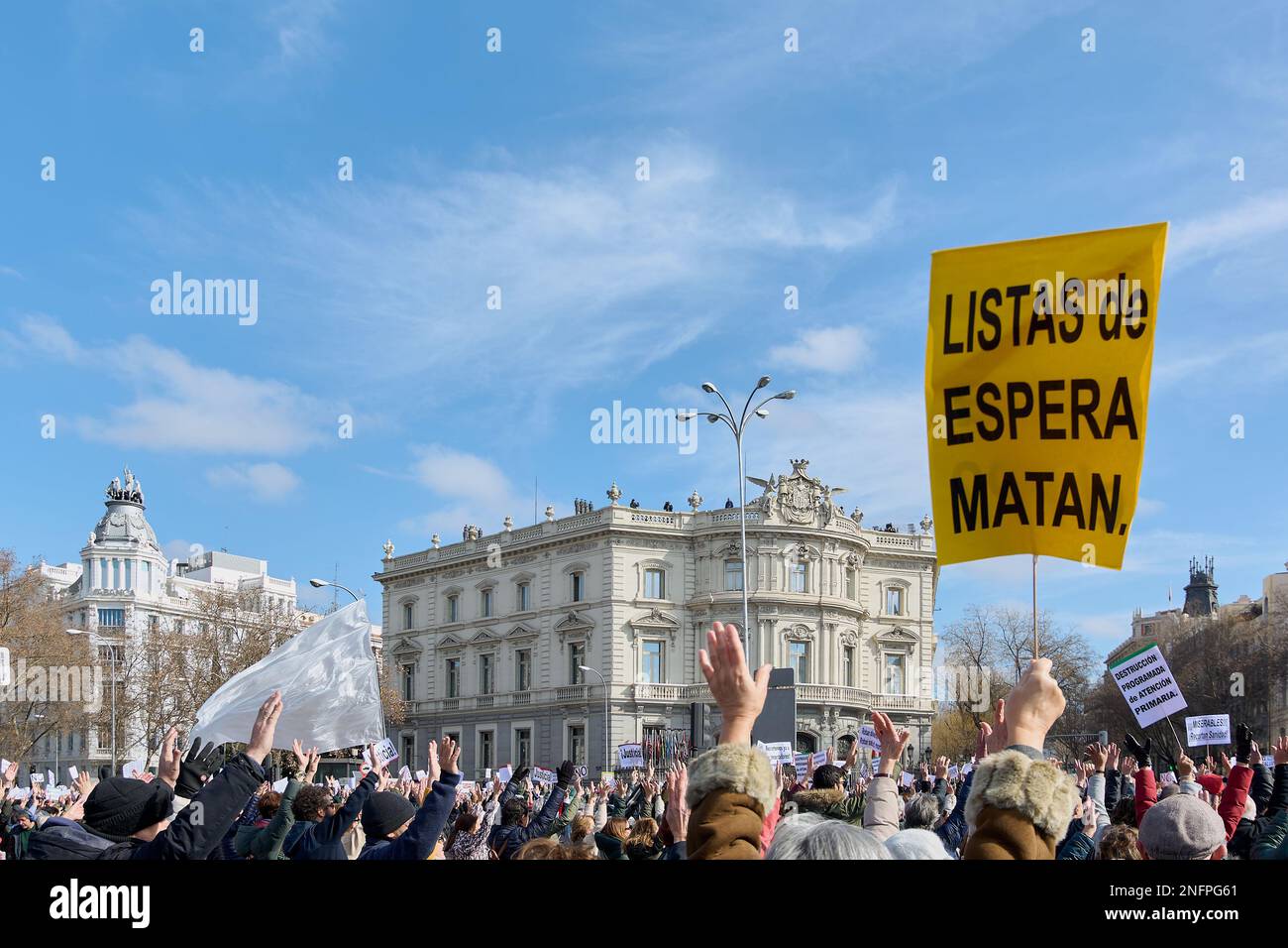 Madrid, Spagna - 12 febbraio 2023: Manifestazione di cittadini e medici in difesa della sanità pubblica nelle strade di Madrid. Foto Stock