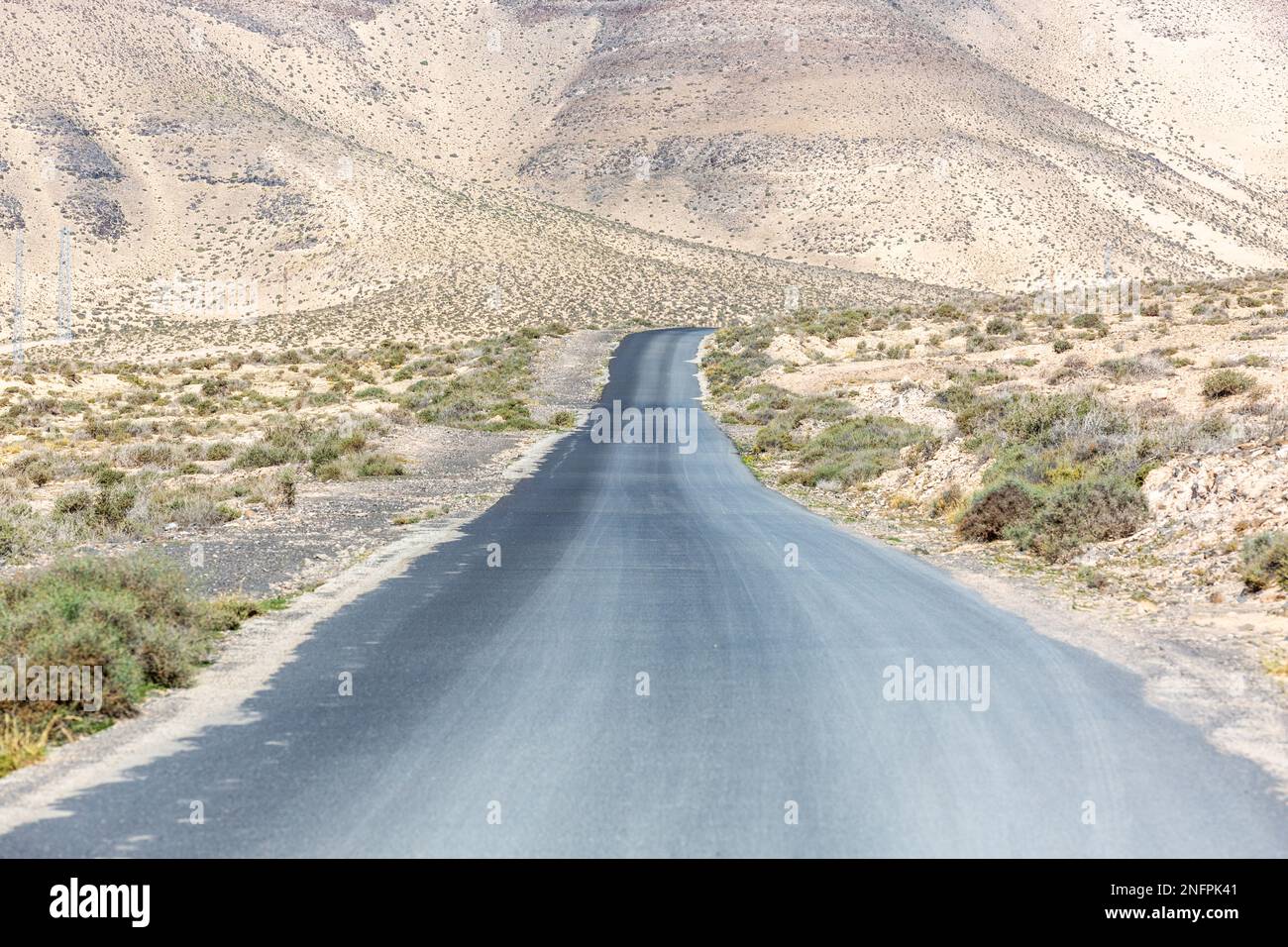 Strada solitaria nella catena montuosa di Jandia nel sud-est di Fuerteventura. Foto Stock