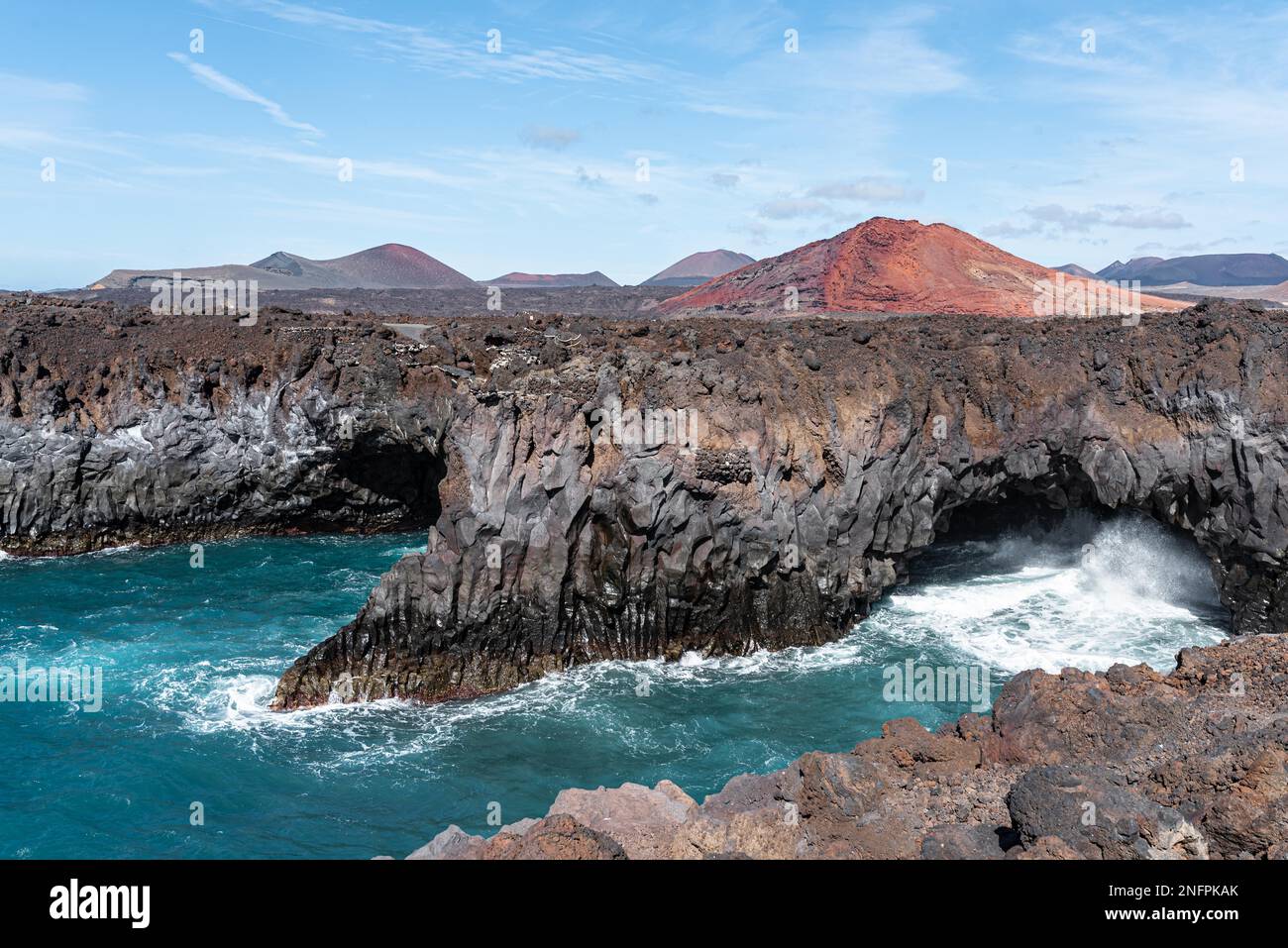 Bluff costa e paesaggio vulcanico a Los Hervideros, Lanzarote, contro il cielo blu Foto Stock