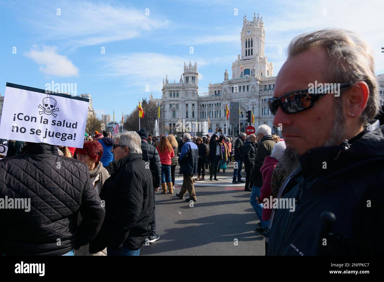 Madrid, Spagna - 12 febbraio 2023: Manifestazione di cittadini e medici in difesa della sanità pubblica nelle strade di Madrid. Foto Stock