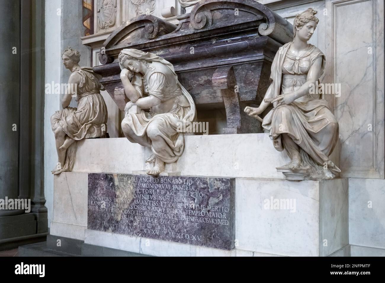 Firenze, Toscana/Italia - 19 Ottobre : Monumento a Michelangelo di Lodovico Buonarroti Simoni nella chiesa di Santa Croce a Firenze il 19 ottobre 2019 Foto Stock