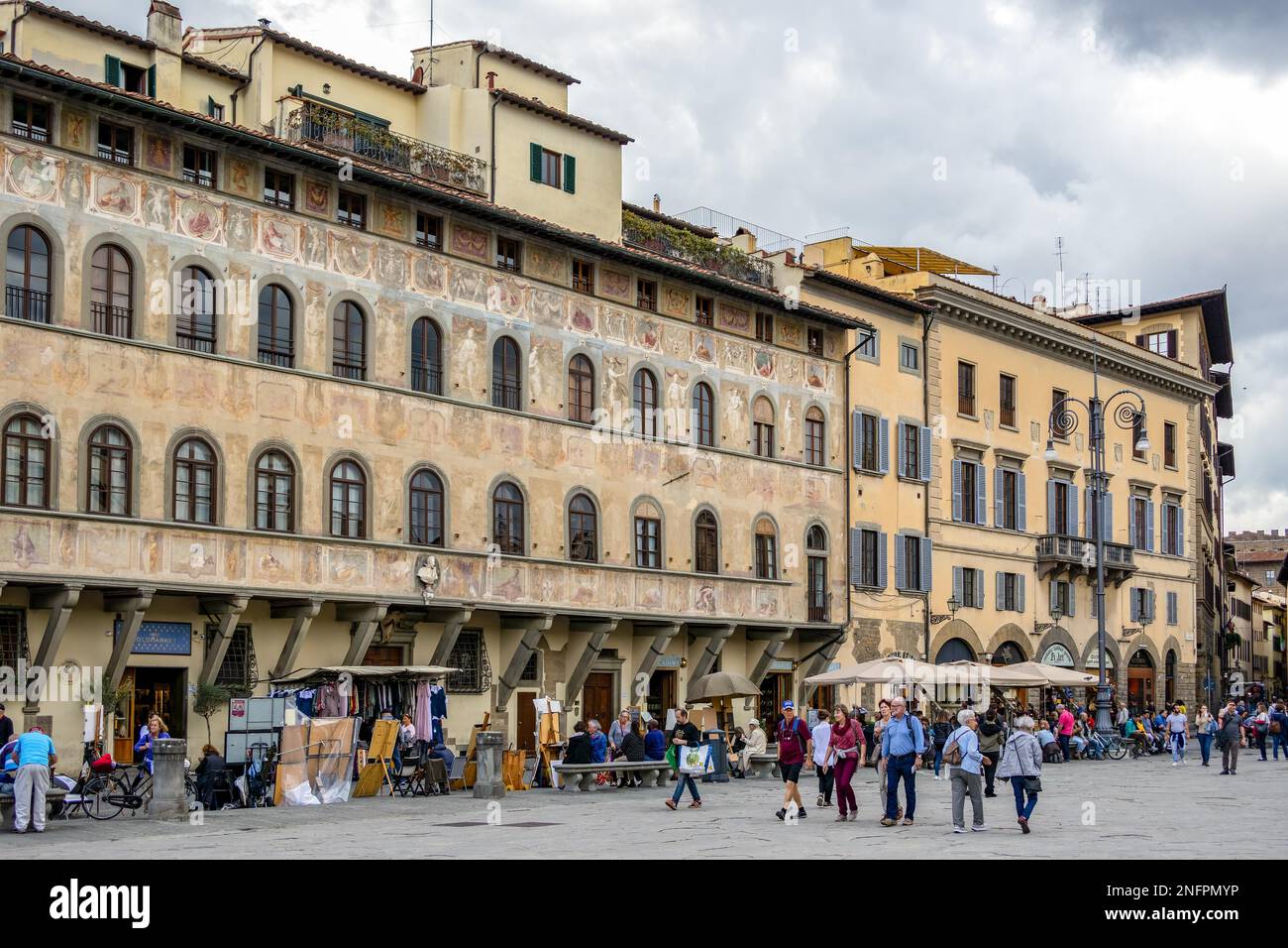 Firenze, Toscana/Italia - 19 Ottobre : vecchi edifici e persone nella piazza di Santa Croce a Firenze il 19 ottobre 2019. Persone non identificate Foto Stock