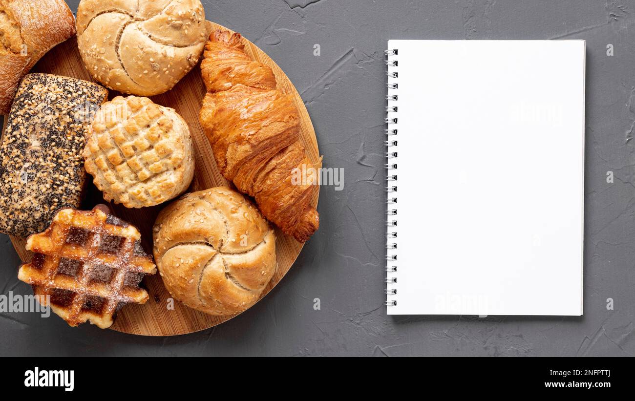 notebook con deliziosi prodotti per pasticceria Foto Stock