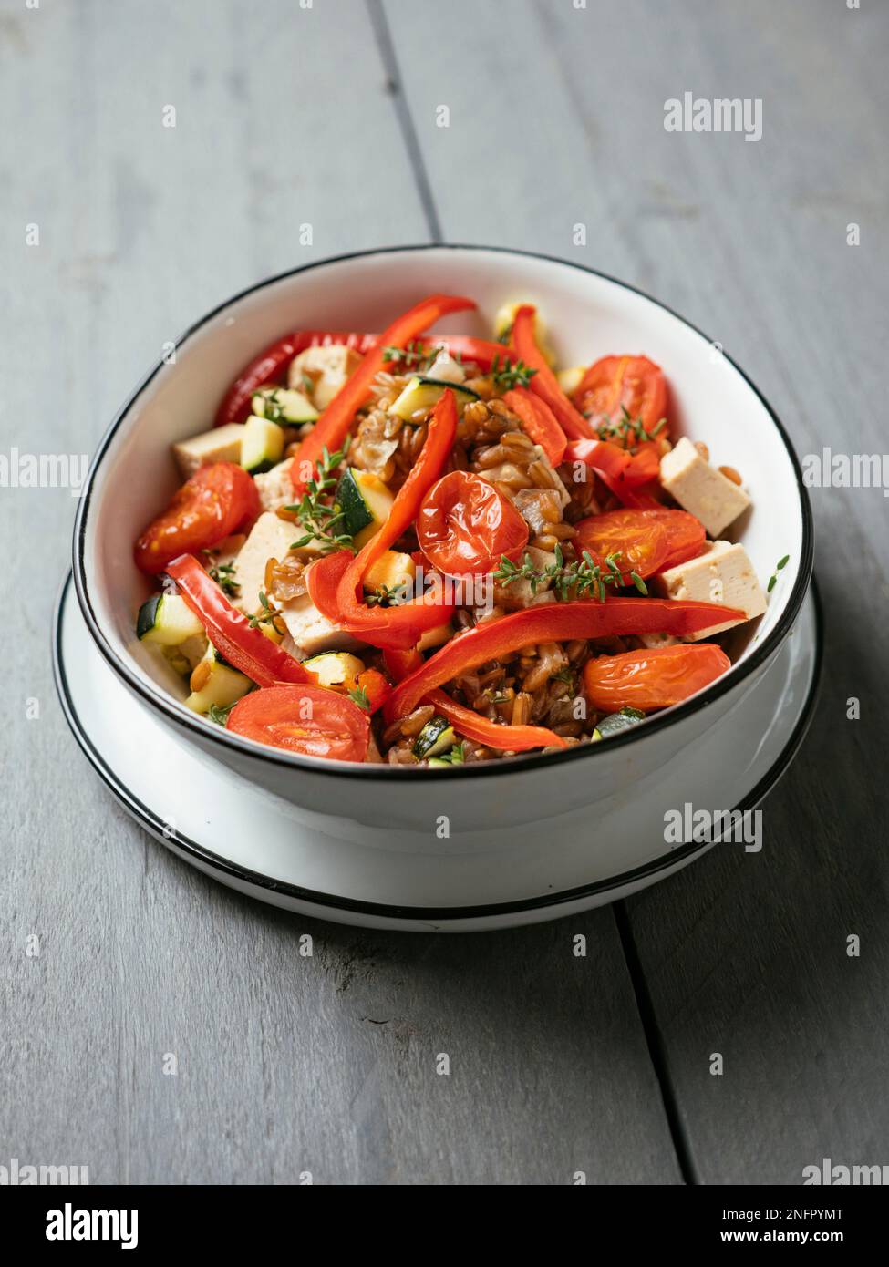 Emmer cotto come risotto, con tofu e verdure arrosto Foto Stock
