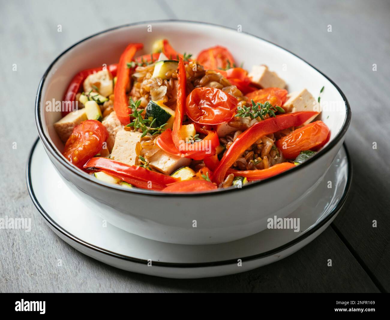 Emmer cotto come risotto, con tofu e verdure arrosto Foto Stock