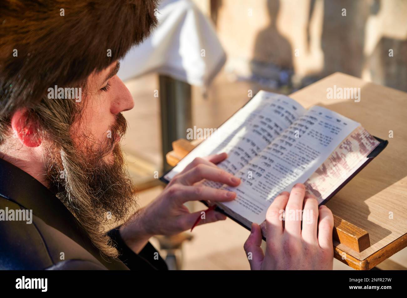 Gerusalemme in Israele. Gli ebrei ortodossi in preghiera al Muro del pianto Foto Stock