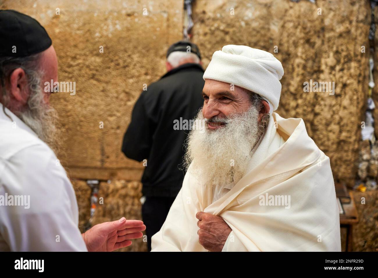 Gerusalemme in Israele. Gli ebrei ortodossi in preghiera al Muro del pianto Foto Stock