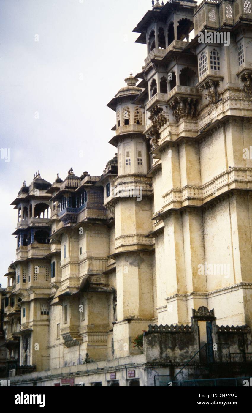 Storico, immagine dell'archivio di un'elevazione del palazzo della città, Udaipur, Rajasthan, India 1990 Foto Stock
