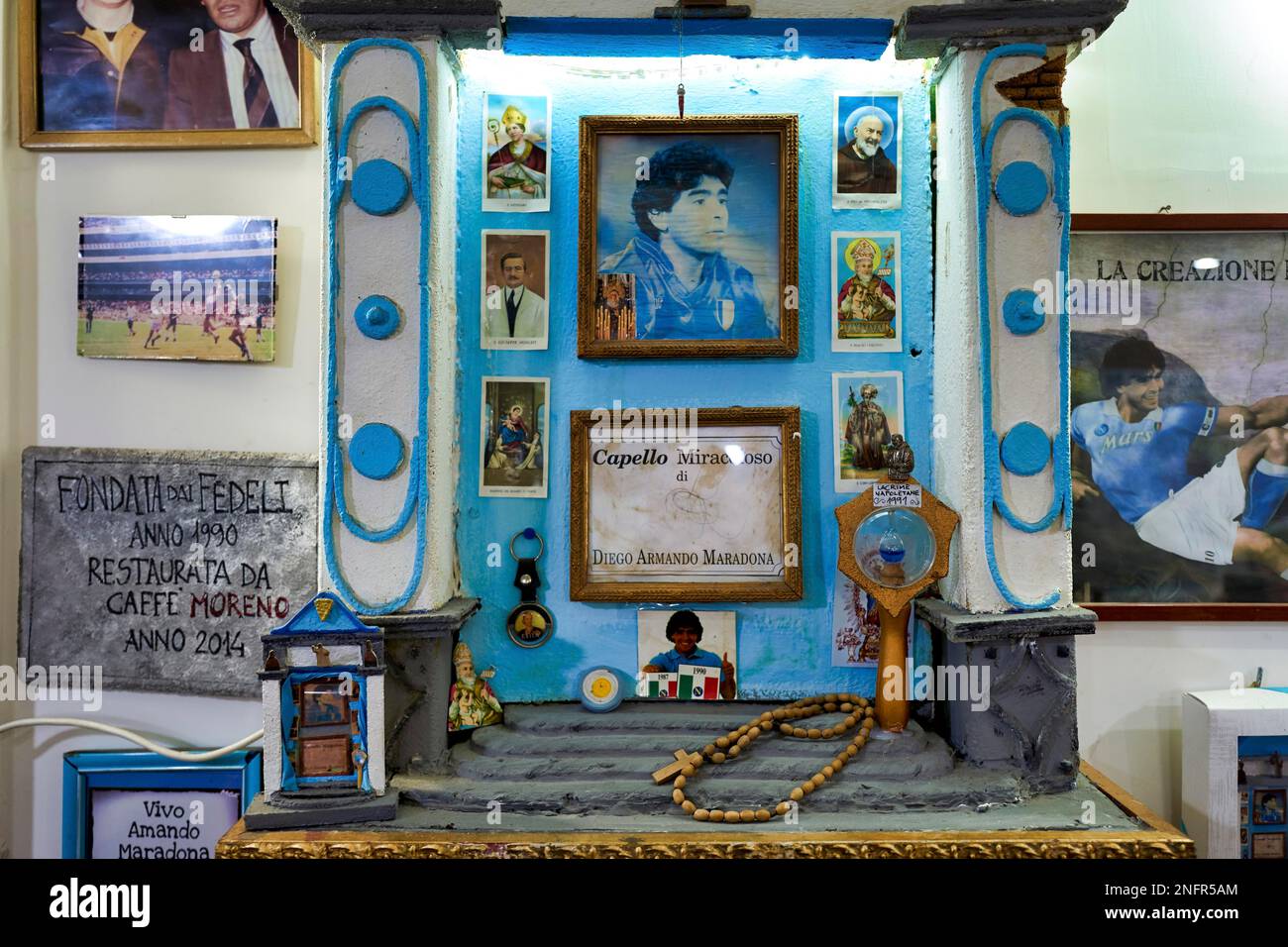 Napoli Campania Italia. Il culto di Diego Armando Maradona in un bar di Spaccanapoli downtown trimestre Foto Stock