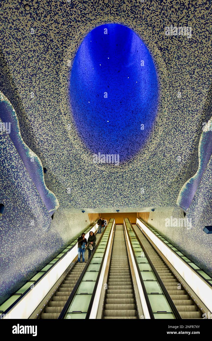 Napoli Campania Italia. Metropolitana di Napoli linea 1 è una stazione della metropolitana di Napoli che prende il nome dalla vicina Via Toledo. Ha vinto il LEAF Award 2013 AS Foto Stock