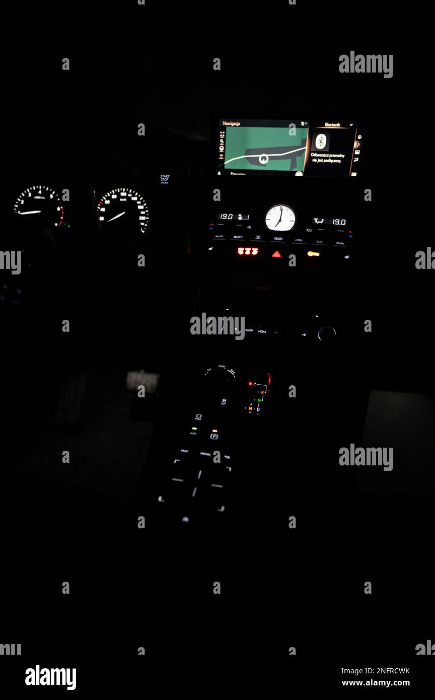 Quadro di comando della strumentazione del veicolo. Cruscotto auto moderno pannello illuminato di controllo dell'automobile. Foto Stock