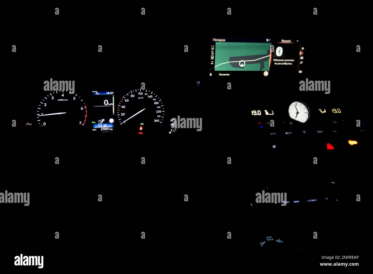Quadro di comando della strumentazione del veicolo. Cruscotto auto moderno pannello illuminato di controllo dell'automobile. Foto Stock