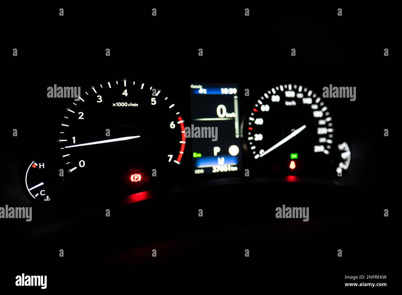 Quadro di comando della strumentazione del veicolo. Cruscotto auto moderno pannello illuminato di controllo dell'automobile. Foto Stock