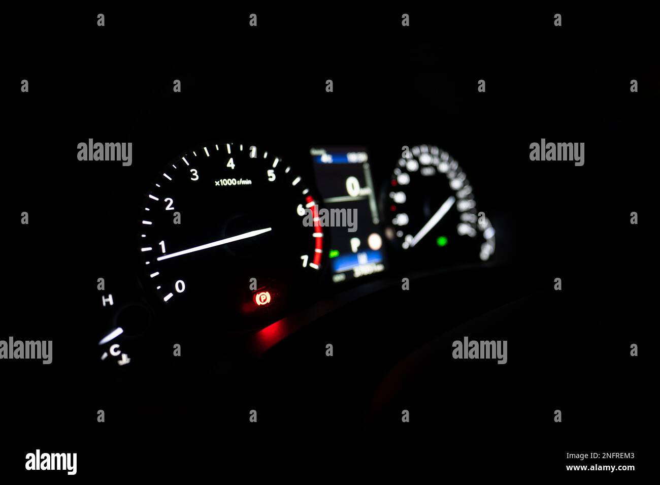 Quadro di comando della strumentazione del veicolo. Cruscotto auto moderno pannello illuminato di controllo dell'automobile. Foto Stock